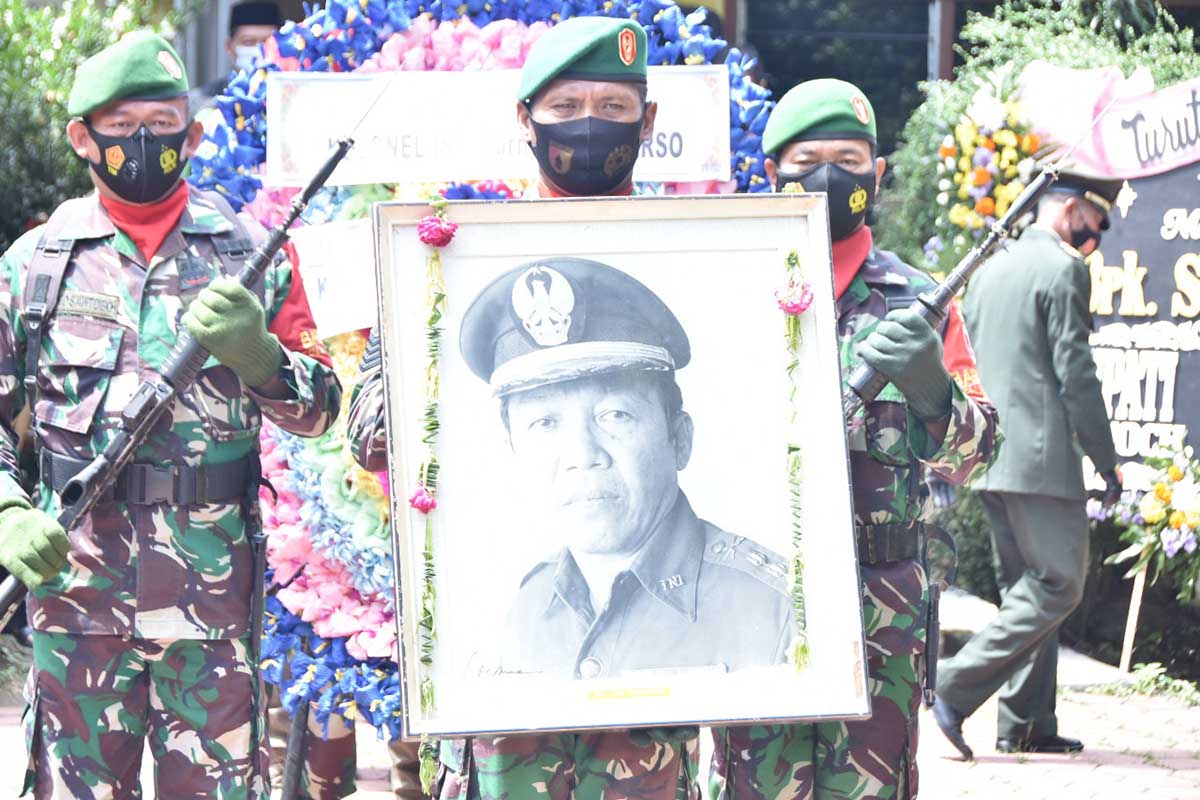 Upacara pemakaman mantan Bupati Trenggalek, Kolonel Purn. H Soedarso - Mantan Bupati Trenggalek Kolonel Purn. H Soedarso Tutup Usia