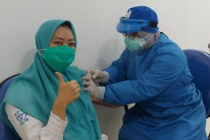 Vaksinasi nakes klinik UB. (ist) - Klinik UB Mulai Vaksin Nakes dan Karyawan