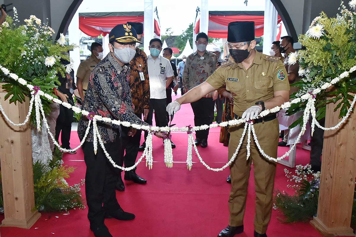 RESMI: Wakil Gubernur Jatim Emil Dardak bersama Bupati Trenggalek Mochamad Nur Arifin saat meresmikan Pasar Pon Trenggalek, Selasa (9/2/2021). (fal) - Emil Bangkitkan Ekonomi Trenggalek - Resmikan Pasar Pon Bersama Gus Ipin