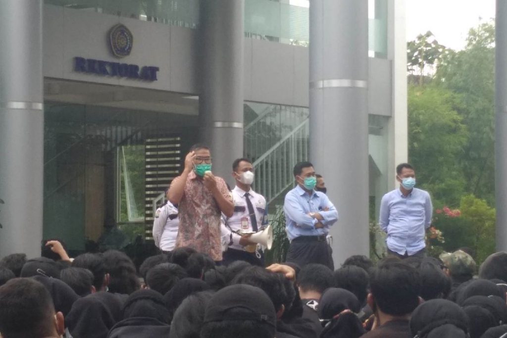 Aliansi Mager UMM ditemui para Wakil Rektor UMM. (rhd) - Aliansi Mahasiswa Bergerak UMM Tuntut Pemotongan SPP