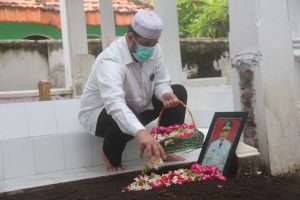 Wali Kota Probolinggo Habib Hadi Zainal Abidin ziarah ke makam Wakil Wali Kota Soufis Subri. (ist) - Rangkaian Refleksi 2 Tahun Kepemimpinan Wali Kota, Diawali Ziarah Diakhiri Istighosah
