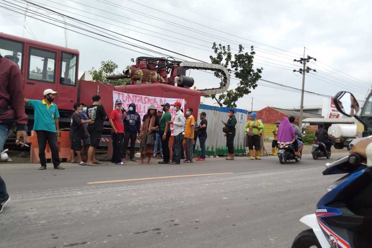 DEMO PIPANISASI : Warga saat demo di proyek pipanisasi PDAM Gresik - Warga Sembayat Protes Proyek Pipanisasi PDAM Gresik