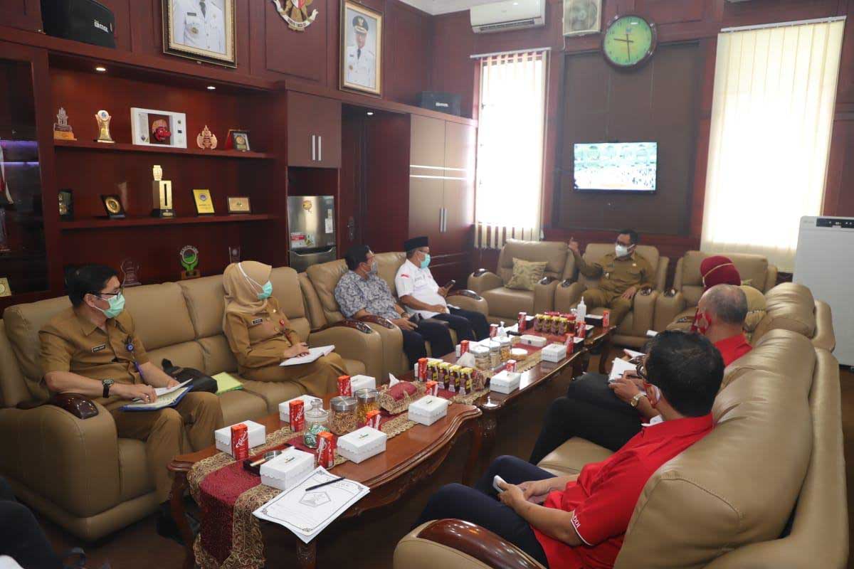 Wawali menerima Komunitas Plasma Hero di ruang kerjanya. (ist) - Gerakan Plasma Hero, Targetkan 1000 Plasma Konvalesen di Malang