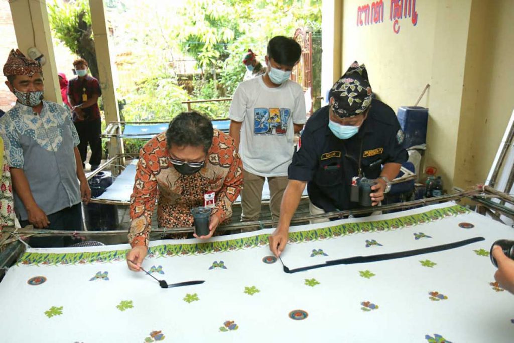 Wisata edukasi membatik motif kuno. (ist) - Susun Paket Wisata Terpadu, Bakorwil V Jember Kunjungi Kota Probolinggo