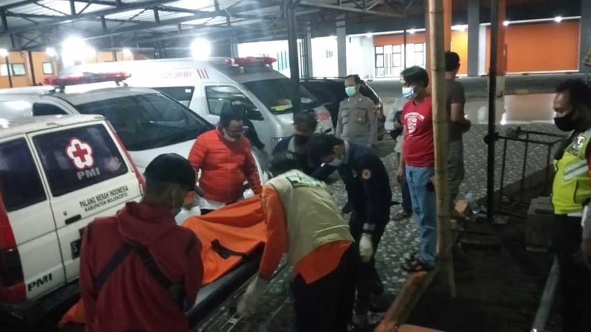 MENINGGAL - Ach Dafin Afandi (18) warga RT 01, RW 01 Desa Terungwetan, Kecamatan Krian, yang tenggelam di Long Storage Kalimati Desa Leminggir, Kecamatan Mojosari, Mojokerto ditemukan mengapung, Minggu (14/03/2021) malam - Tengah Malam, Mayat Dafin Ditemukan - Mengapung 5 Meter Dari Lokasi Tenggelam di Long Storage
