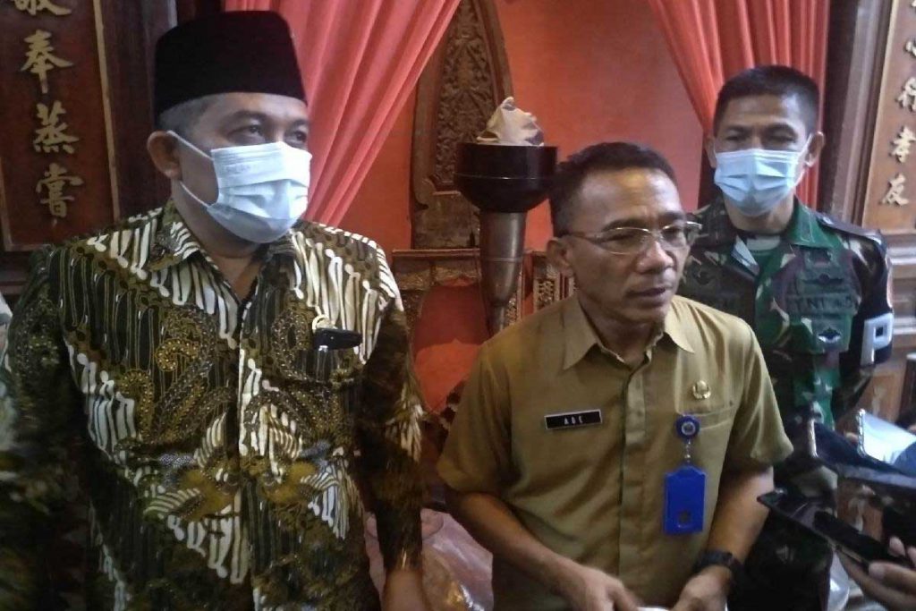 Ade Herawanto, diapit Ketua DPRD Kota Malang dan Wadandenpom Div-2 Kostrad, sebagai mitra Dispangtan. (rhd) - Dispangtan Usung Urban Farming, Sinergi Pemerintah-Masyarakat Penuhi Ketahanan Pangan Perkotaan