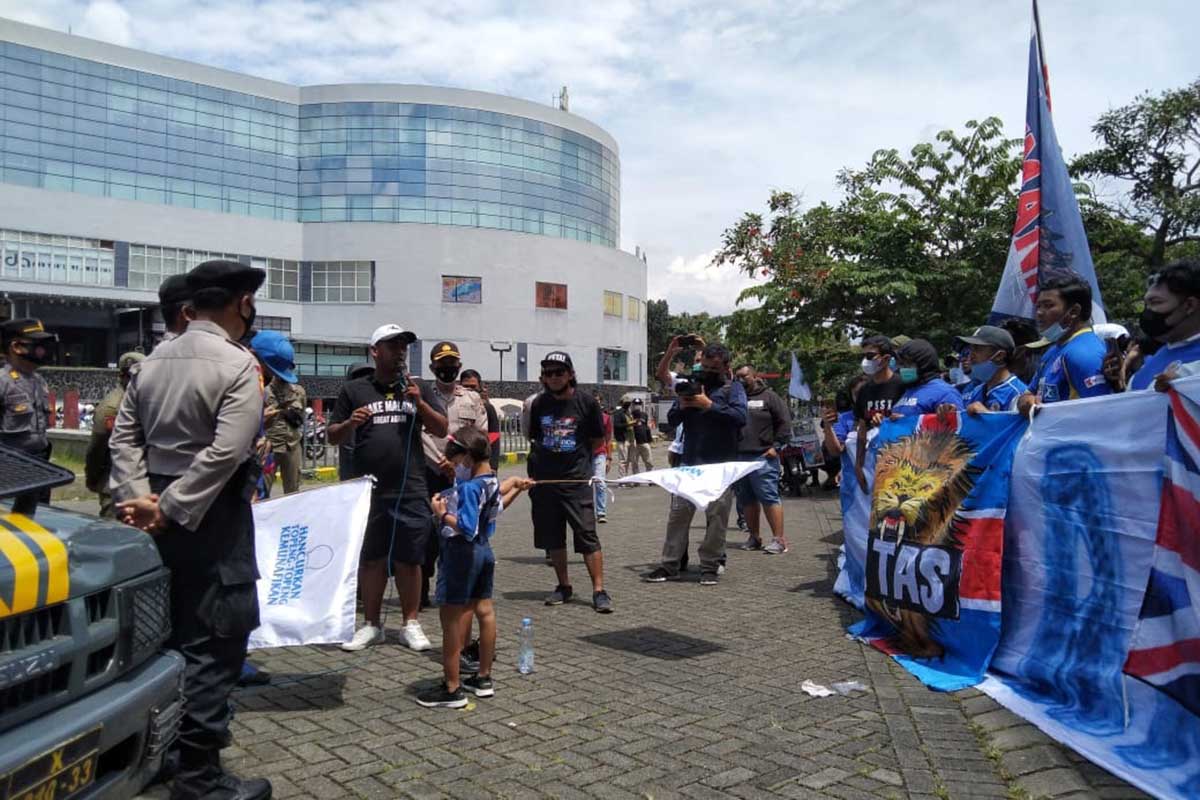 aksi damai aremania dibubarkan oleh pihak aparat