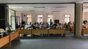 Anggota DPRD Kabupaten Blitar beserta Staf Sekretariat DPRD, mengikuti acara pelantikan secara virtual di ruang rapat Sekretariat DPRD Kabupaten Blitar - Pelantikan Bupati dan Wakil Bupati Blitar Secara Virtual - Diikuti Pimpinan dan Anggota DPRD