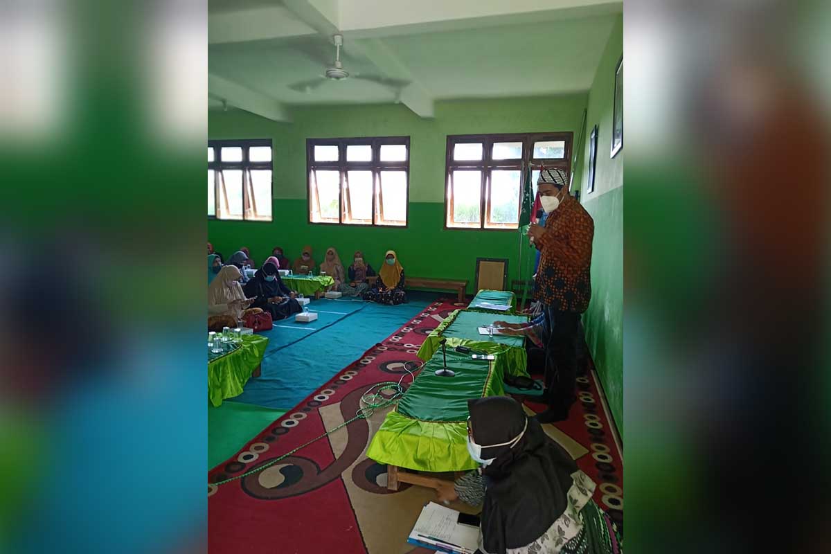 Anggota DPRD dari Partai Nasdem Kota Kediri, Choirudin Mustofa, yang menggelar sosialisasi produk hukum yang dilakukan di Kantor Sekretariat Fatayat NU Kecamatan Pesantren, Kota Kediri - Dewan Partai NasDem Sosialisasikan Produk Hukum