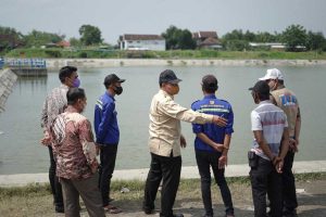 DIALOG - Anggota Dewan Pakar DPP Partai Gerindra, Bambang Haryo Soekartono (BHS) berdialog soal pengamanan area Long Storage usai tenggelamnya Ach Dafin Afandi (18) warga Desa Terungwetan, Kecamatan Krian, Sidoarjo karena kehabisan nafas, Senin (15/03/2021) sore - BHS Desak Pengelola Fungsikan Long Storage Kalimati - Cegah Korban Bertambah