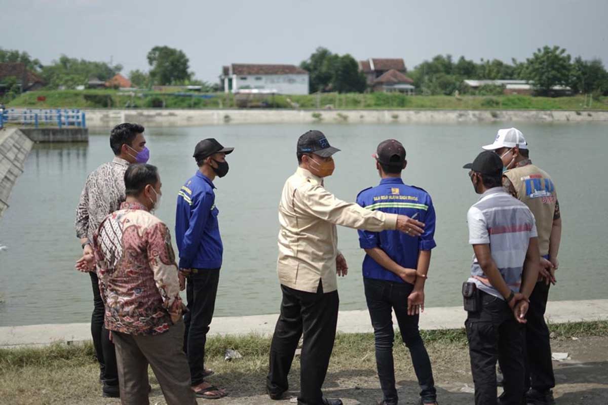 DIALOG - Anggota Dewan Pakar DPP Partai Gerindra, Bambang Haryo Soekartono (BHS) berdialog soal pengamanan area Long Storage usai tenggelamnya Ach Dafin Afandi (18) warga Desa Terungwetan, Kecamatan Krian, Sidoarjo karena kehabisan nafas, Senin (15/03/2021) sore - BHS Desak Pengelola Fungsikan Long Storage Kalimati - Cegah Korban Bertambah