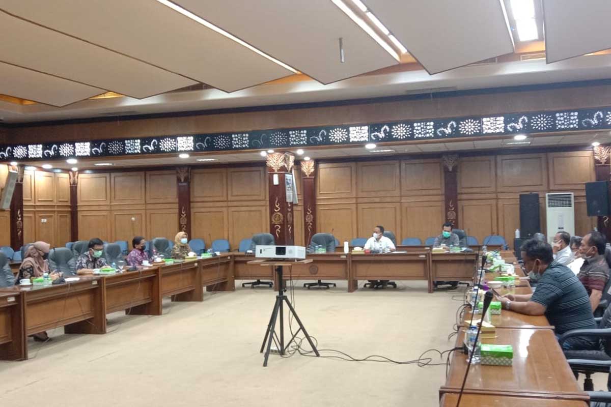 HEARING - Anggota dan pimpinan Komisi A DPRD Sidoarjo menggelar hearing sistem pelayanan yang ada di Dinas Kependudukan dan Pencatatan Sipil (Dispendukcapil) Pemkab Sidoarjo di ruang paripurna DPRD Sidoarjo, Kamis (04/03/2021) - Delapan Layanan Dispendukcapil Dilayani di Balai Desa