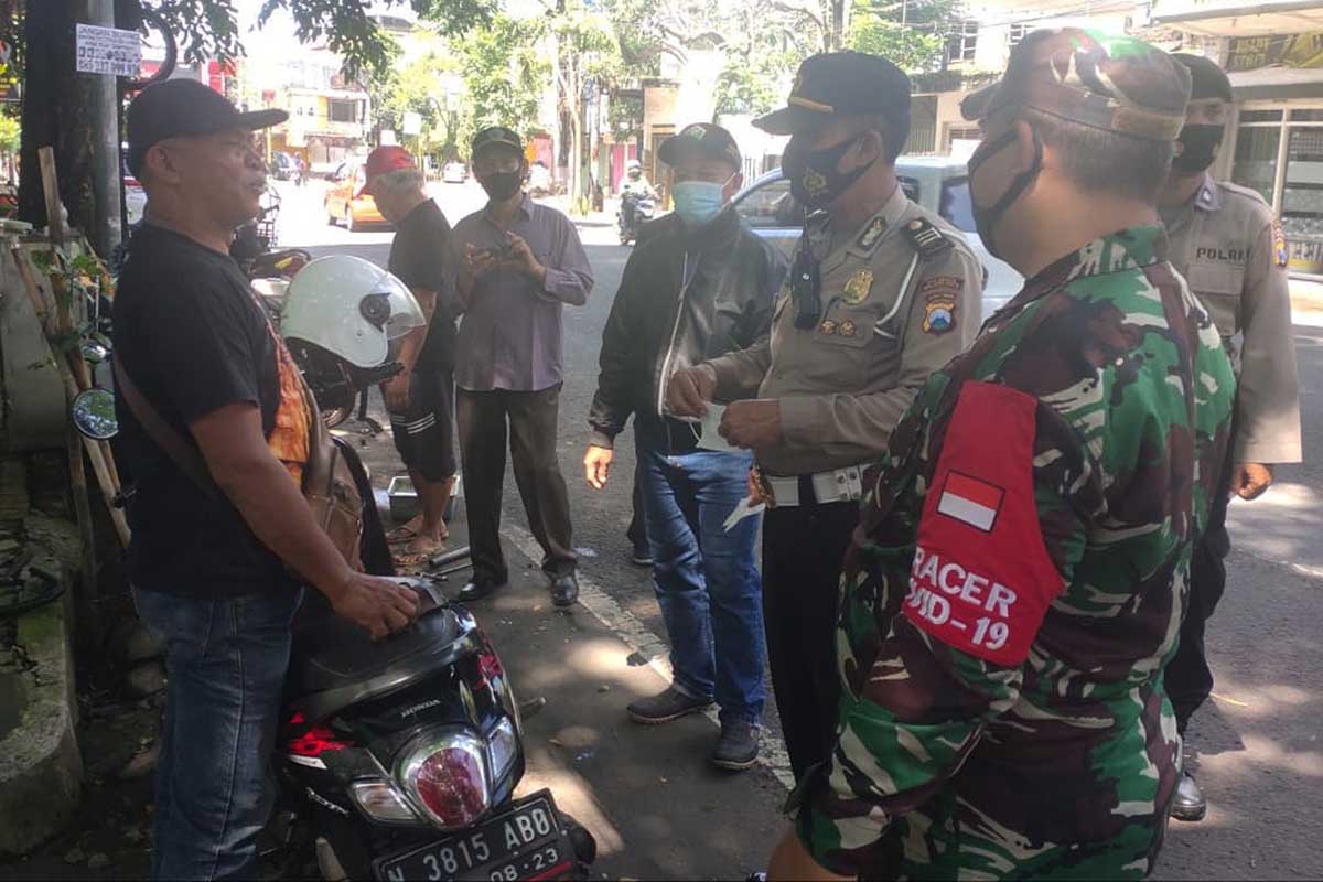 Aparat jaring pelanggar yang tak bermasker. (ist) - Aparat Gabungan Kauman Operasi PPKM Mikro dan Kawal Penyaluran BPNTD