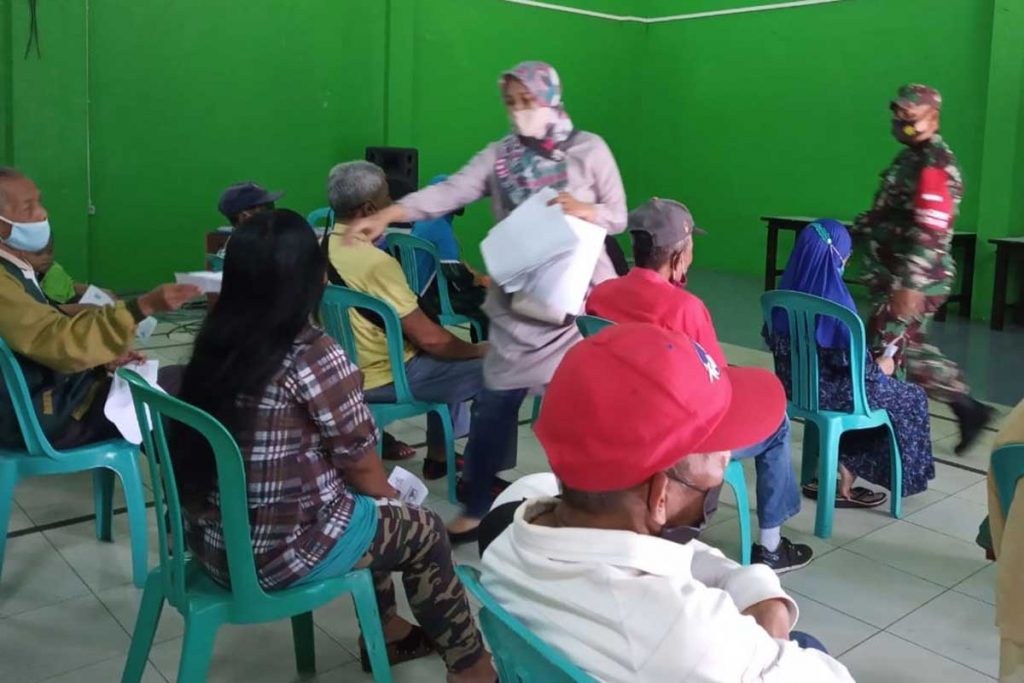 Aparat kawal penyaluran BPNTD. (ist) - Aparat Gabungan Kauman Operasi PPKM Mikro dan Kawal Penyaluran BPNTD