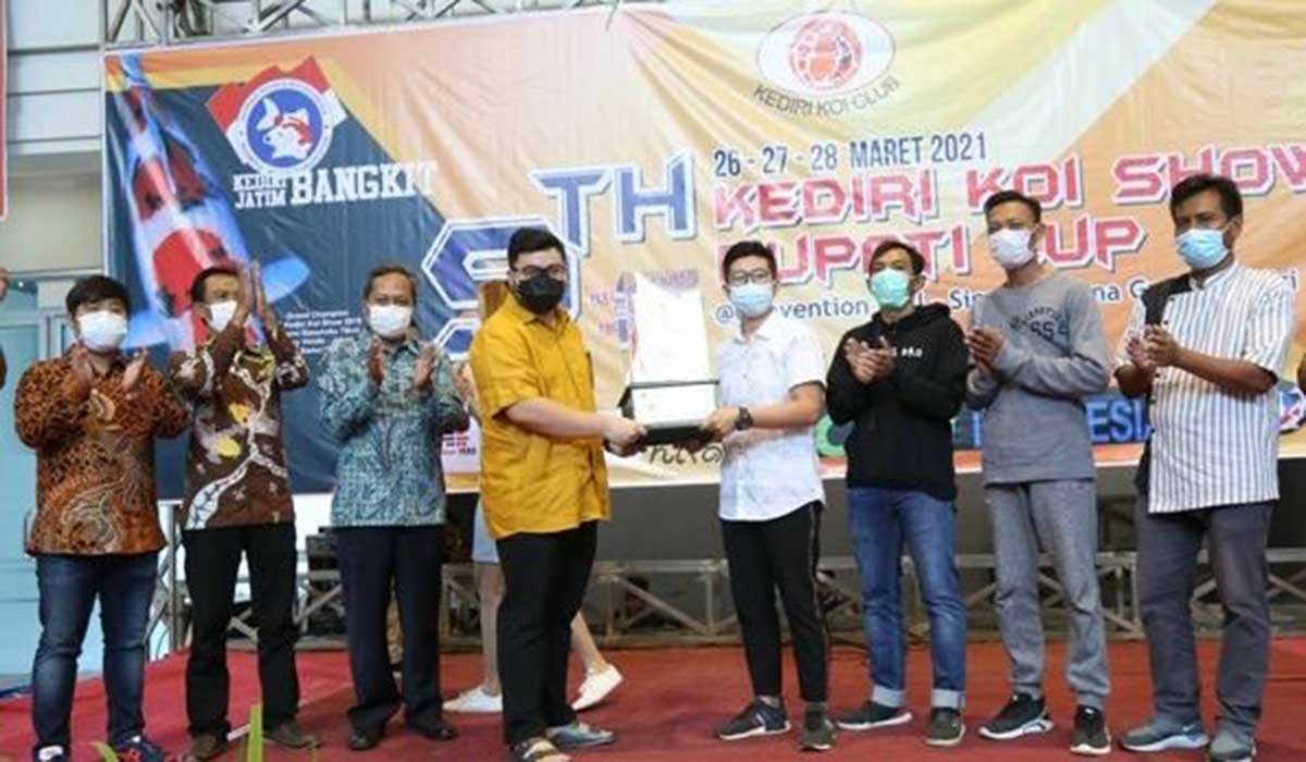 Apresiasi dari Mas Bup Hanindhito Himawan Pramana yang hadir menyerahkan piala kepada juara umum - Kontes Ikan Koi Bertaraf Nasional Sukses Digelar di SLG