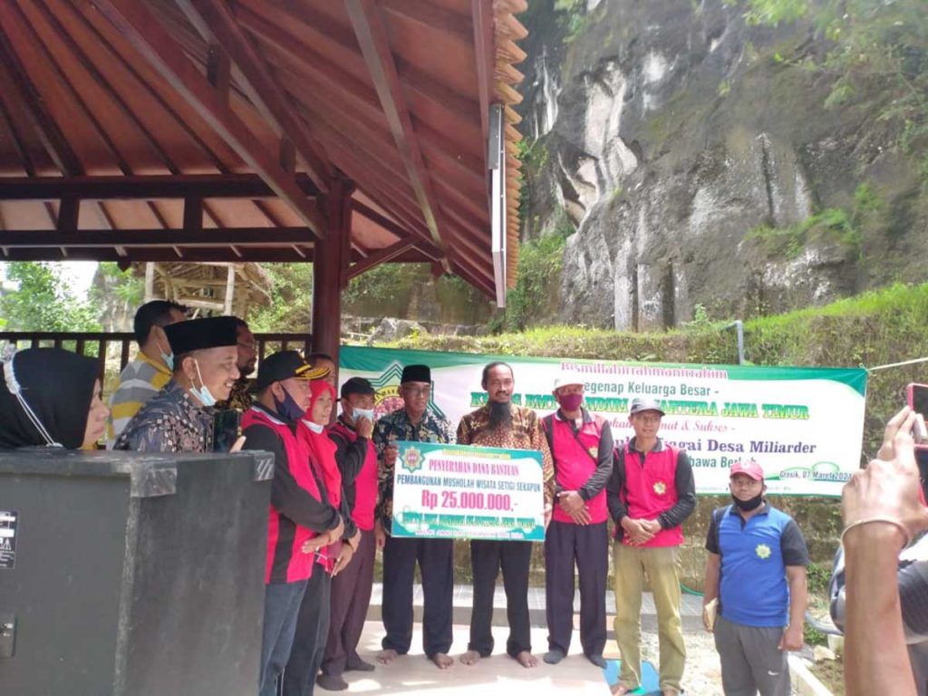 BMT Mandiri Sejahtera Jawa Timur saat menyerahkan CSR berupa Mushala yang ada di wisata Setigi - Mushala Desain Jawa Ala Zaman Wali Songo Hadir di Wisata Alam Setigi