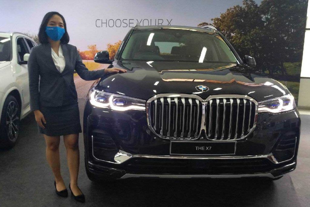 Kegarangan BMW X7 xDrive40i Opulence, mampu melibas segala medan. (rhd) - BMW Astra Luncurkan BMW X3 dan BMW X7