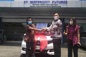 Andri menyerahkan simbolis Mobilio kepada Muchamad Mansyur. (rhd) - Apresiasi Nasabah Setia, BPF Malang Hadiahkan Mobilio