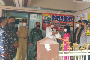 Bagikan sembako bagi warga tak mampu. (ist) - KTS RW 01 Sukoharjo Bagi Sembako pada Warga Tak Mampu