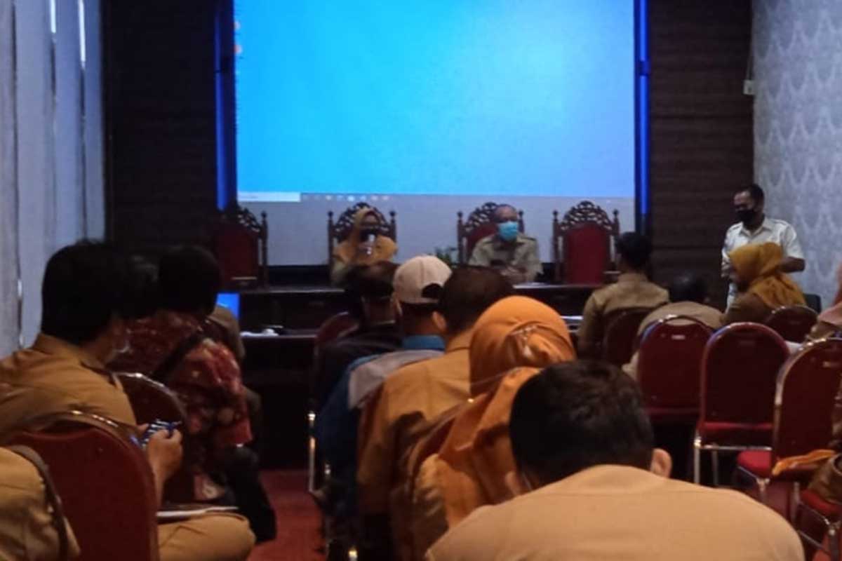 Bahas draft rencana kerja tahun 2022 dan hasil usulan masyarakat/pokir yang diakomodir dan tidak diakomodir. (ist) - Bappeda Litbang Kota Probolinggo Gelar Rapat Forum OPD Bidang Ekonomi