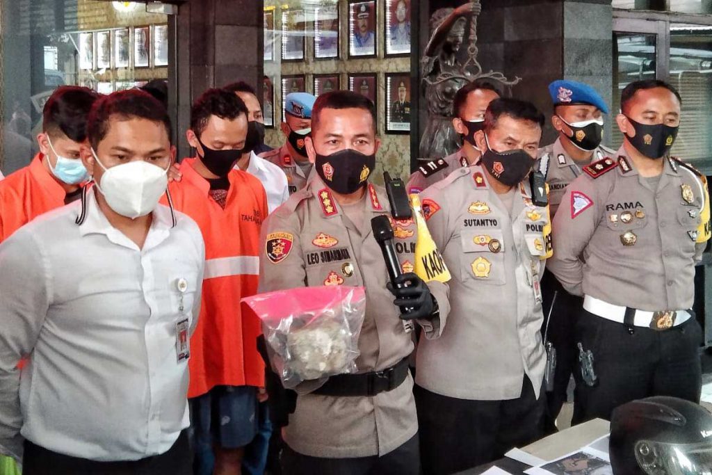 Barang bukti pelaku yang digunakan beraksi di lokasi. (ws1) - Sakit Hati Gagal Balapan, Dua Pemuda Lempari Mobil Patroli