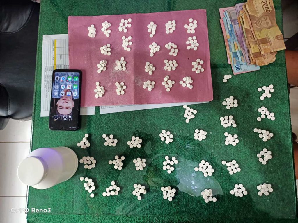 Barang bukti ratusan pil trihexyphedhil serta uang Rp 495 ribu yang diamankan Polsek Genteng. (ist) - Diduga Edarkan Pil Trex Pemuda Desa Genteng Wetan Digelandang Polisi