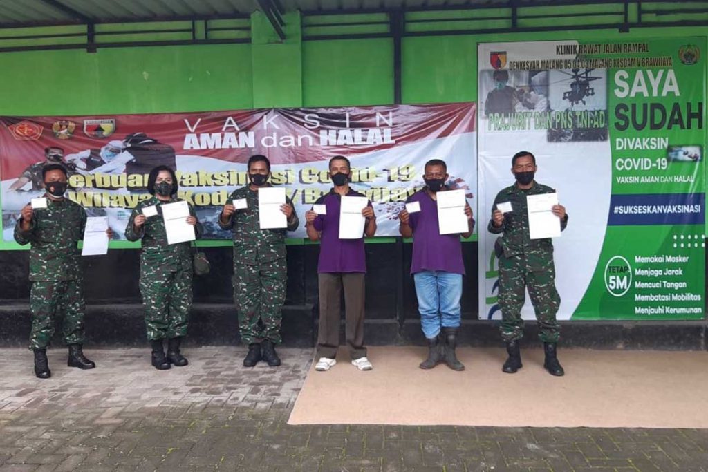 Beberapa anggota Kodim 0833 menunjukkan sertifikat usai divaksin. (ist) - Anggota Kodim 0833 Kota Malang Jalani Vaksinasi Lanjutan