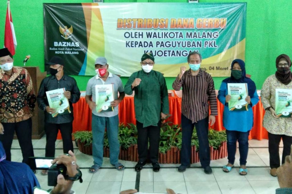Bersama perwakilan PKL Kayutangan terdampak. (ws1) - Salurkan Gerbu untuk PKL Kayutangan, Walikota: Bukan Kompensasi, Ini Apresiasi