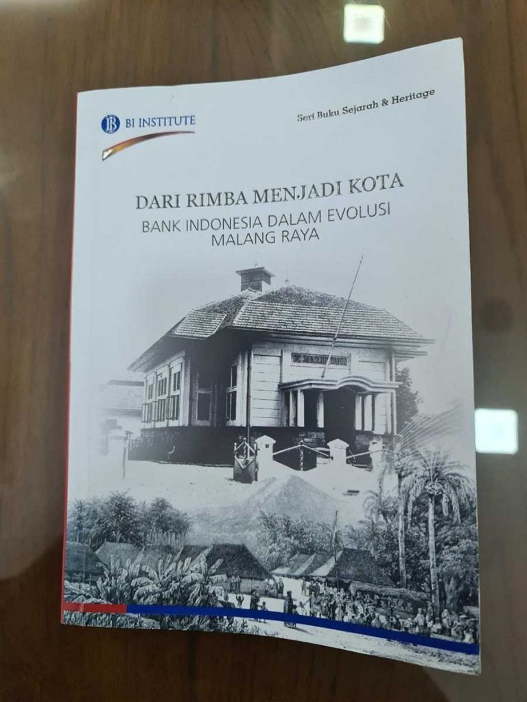 Buku Dari Rimba Menjadi Kota: Bank Indonesia Dalam Evolusi Malang Raya. (ist) - BI Malang Bedah Buku 'Dari Rimba Menjadi Kota' - Cikal Bank Indonesia Dalam Evolusi Malang Raya