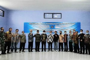 Bung Edi bersama Pengurus RW 03 Bandungrejosari. (ist/KBM) - Bung Edi Tekankan Pentingnya Kerukunan Warga