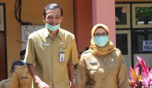 Bupati Blitar Rini Syarifah meninjau pelaksanaan Pembelajaran Tatap Muka (PTM) di SMA Negeri Garum - PTM Satu Kelas Satu Satgas - Bupati: Ada Petugas yang Pantau Penerapan Prokes - Bupati Blitar