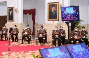 Bupati Gresik Gus Yani saat mengikuti secara langsung pembukaan Musyawarah Nasional (Munas) Asosiasi Pemerintah Kabupaten Seluruh Indonesia (Apkasi) oleh Presiden Joko Widodo, Jumat (26/3) kemarin - Bupati Gresik Ikuti Pembukaan Apkasi Oleh Presiden Jokowi di Istana Negara