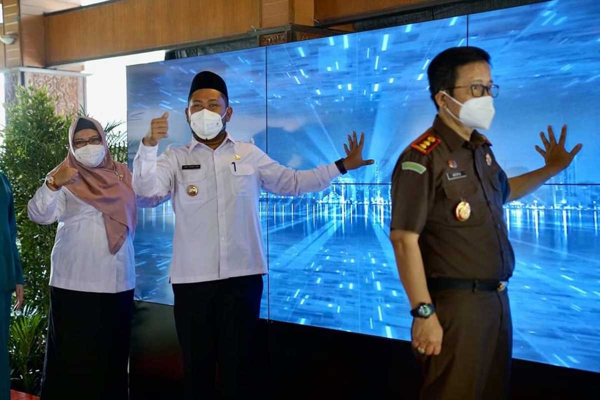 LAUNCHING: Bupati Gus Yani dan Wabup Bu Min bersama sejumlah pejabat Forkopimda Gresik saat launching Gresikpedia dan Gresik Akas Call Center 112 secara simbolis dengan menekan tombol di layar - Gus Yani Launching Aplikasi Gresikpedia dan Gresik Akas Call Center 112 - Ingin Layani Masyarakat Secepat Mungkin