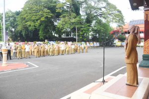 Bupati Ikfina pimpin apel di halaman Pemkab Mojokerto - Bupati Intruksikan Kerja Cepat Berkualitas