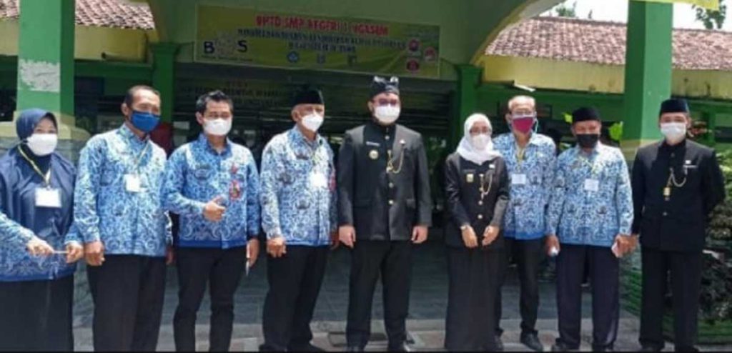 Bupati Kediri, Hanindhito Himawan Pramana dan wakil bupati, Dewi Mariya Ulfa kunjungi SMP Negeri I Ngasem Desa Nambaan Kecamatan Ngasem Kabupaten Kediri, Kamis (25/3/2021) - SMPN 1 Ngasem Kediri Disidak Mas Bup dan Wabup - Pastikan Pelaksanaan Ujian Sekolah Tatap Muka Lancar