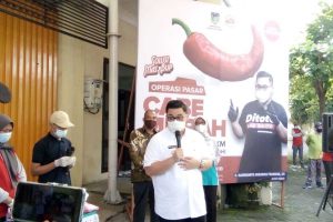 Bupati Kediri, Hanindhito Himawan Pramana saat menggelar operasi pasr murah - Mas Dhito Gelontor Cabe Rawit Harga Murah Ke Warga - Cabai