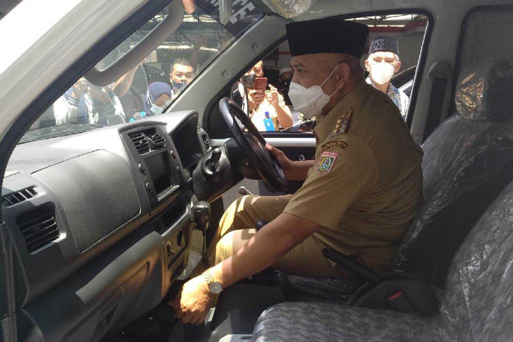 Bupati Malang HM Sanusi menyalahkan sirine dan strobo. (rhd) - PWI Malang Raya Bakal Layanani Ambulans Gratis Bagi Orang Sakit