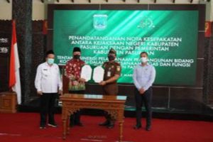 Bupati Pasuruan Irsyad Yusuf bersama Kajari Kabupaten Pasuruan Ramdhanu Dwiyantoro - Bupati Bersama Kajari Teken MoU Takel Pem - Tata Kelola Pemerintahan