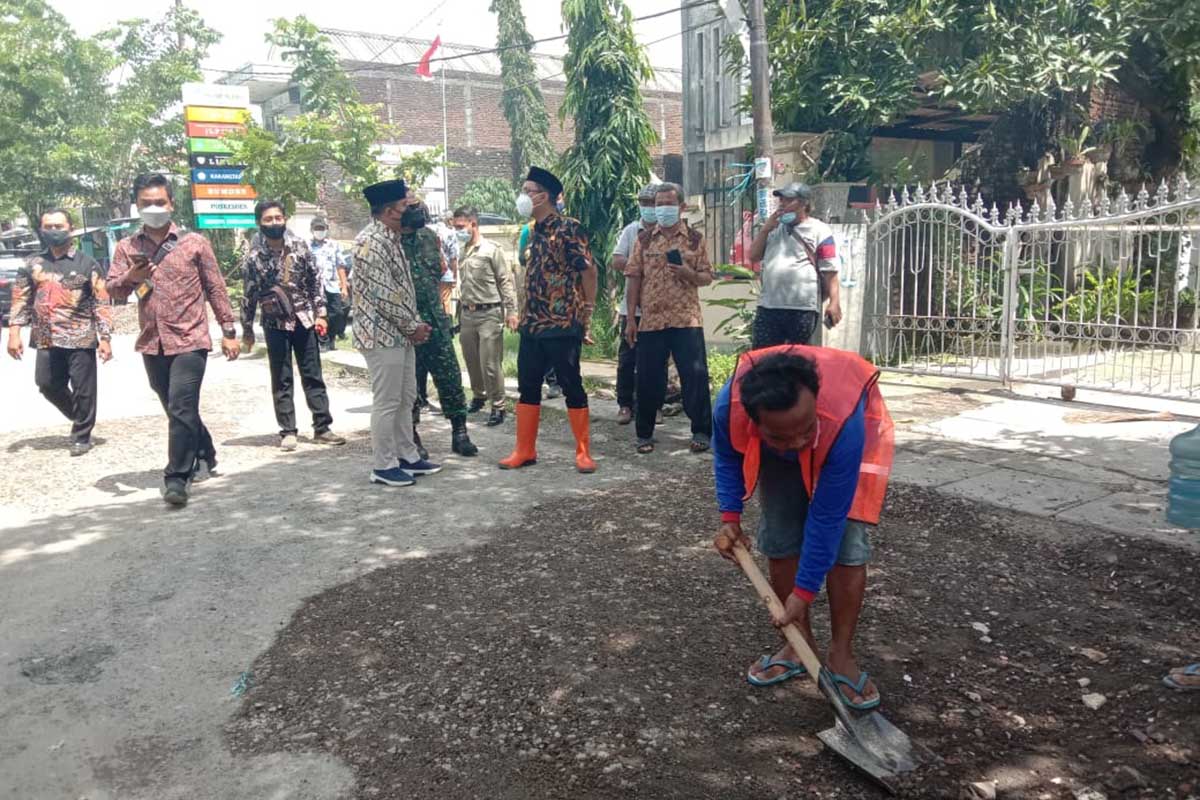 SIDAK - Bupati Sidoarjo, Ahmad Muhdlor Ali (Gus Muhdlor) menggelar sidak perbaikan jalan Desa Kepuhkiriman, Kecamatan Waru, Sidoarjo menggunakan dana PIWK, Selasa (09/03/2021) - Tinggal Kecamatan Krian Belum Realisasi Perbaikan Jalan - Pakai Dana PIWK
