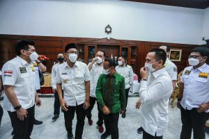 DIALOG - Bupati Sidoarjo, Ahmad Muhdlor Ali (Gus Muhdlor) berdialog dengan Kepala Badan Koordinasi Penanaman Modal (BKPM) RI Bahlil Lahadalia, Wali Kota Surabaya Bupati dan anggota Komisi VI DPR RI Mufti Anam di Rumah Dinas Walikota Surabaya, Kamis (18/03/2021) - Gus Muhdlor Siapkan Ekosistem Investasi Terpadu di Sidoarjo - Temui Kepala BKPM