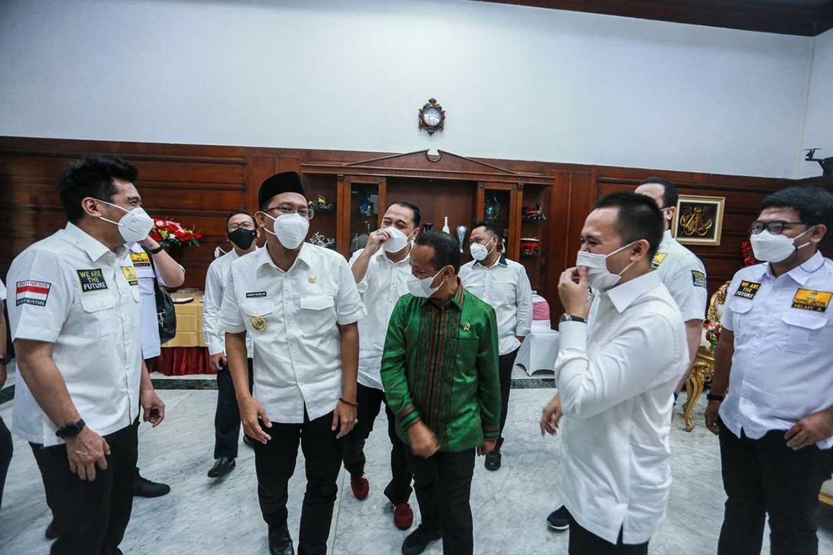 DIALOG - Bupati Sidoarjo, Ahmad Muhdlor Ali (Gus Muhdlor) berdialog dengan Kepala Badan Koordinasi Penanaman Modal (BKPM) RI Bahlil Lahadalia, Wali Kota Surabaya Bupati dan anggota Komisi VI DPR RI Mufti Anam di Rumah Dinas Walikota Surabaya, Kamis (18/03/2021) - Gus Muhdlor Siapkan Ekosistem Investasi Terpadu di Sidoarjo - Temui Kepala BKPM