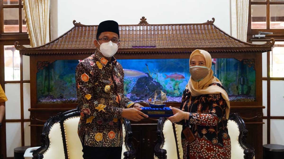 KUNJUNGAN - Bupati Sidoarjo, Ahmad Muhdlor Ali (Gus Muhdlor) menerima kunjungan rombongan Kepala Kanwil DJP Jatim II, Lusiani di Pendopo Delta Wibawa dengan mengajak ASN Pemkab Sidoarjo jadi pelopor tertib pajak, Selasa (23/03/2021) - Gus Muhdlor Siap Jadi Duta Pajak - Ajak ASN Jadi Pelopor Tertib Pajak