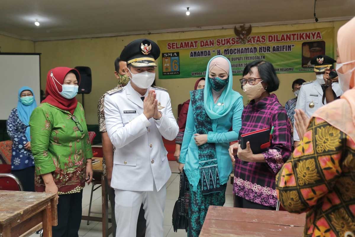 Bupati Trenggalek saat mampir ke SMAN 6 Surabaya - Di Mata Guru, Gus Ipin Sosok Kacang yang Tak Lupa Kulitnya