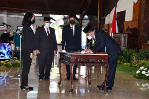 Bupati Tulungagung Maryoto Birowo saat menandatangani SK pelantikan - Bupati Tulungagung Mutasi 25 Pejabat