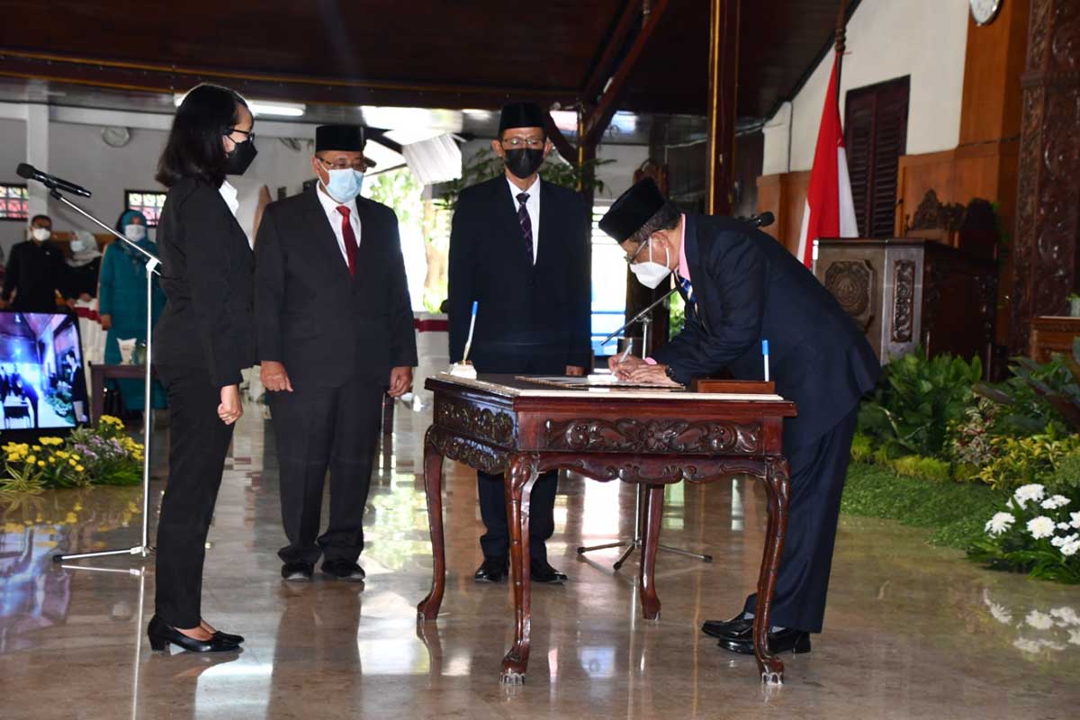 Bupati Tulungagung Maryoto Birowo saat menandatangani SK pelantikan - Bupati Tulungagung Mutasi 25 Pejabat