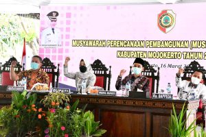 Bupati didampingi Wabup serta Kepala Bappeda pada acara Musrenbang Disabilitas 2021 - Bupati: Maksimalkan Upaya Pemenuhan Hak Difabel - Mojokerto