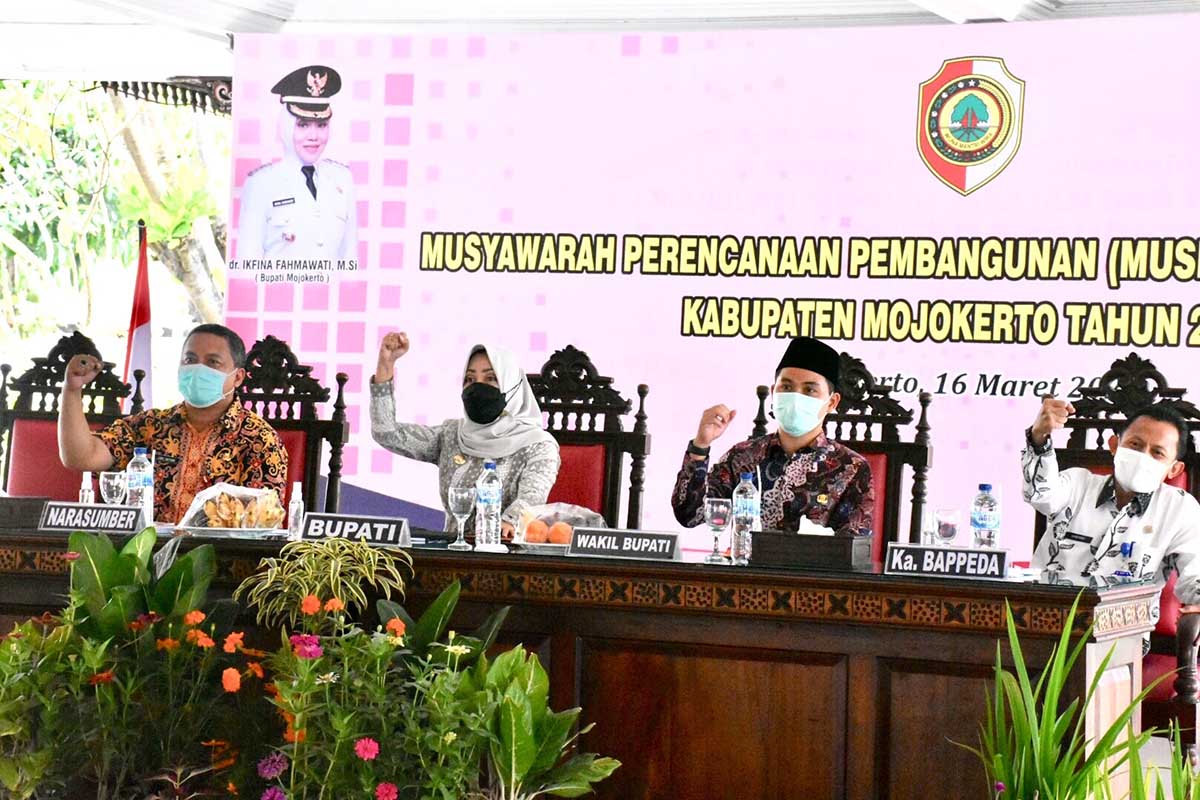 Bupati didampingi Wabup serta Kepala Bappeda pada acara Musrenbang Disabilitas 2021 - Bupati: Maksimalkan Upaya Pemenuhan Hak Difabel - Mojokerto
