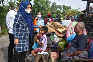 Bupati kunjungi salah satu warga terdampak banjir - Bupati Pastikan Kecukupan Logistik Warga Terdapak Banjir