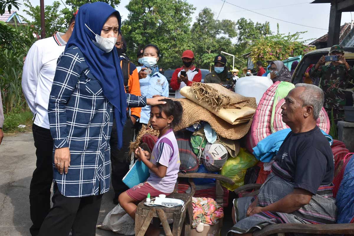 Bupati kunjungi salah satu warga terdampak banjir - Bupati Pastikan Kecukupan Logistik Warga Terdapak Banjir