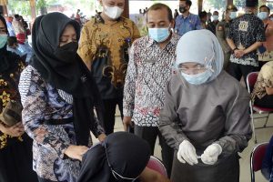 Bupati menilik para ASN yang divaksin - 900 ASN Lingkup Pemkab Mojokerto Divaksin